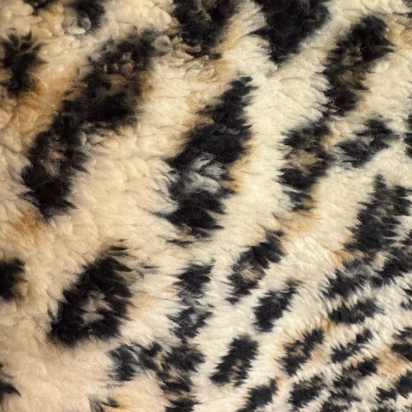 New with tags ladies size XXL Maurices animal print fuzzy pullover - Picture 9 of 15